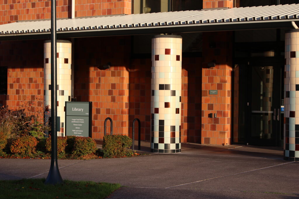 Photo of WSUV Library Building Entrance (Will Legg/VanCougar)